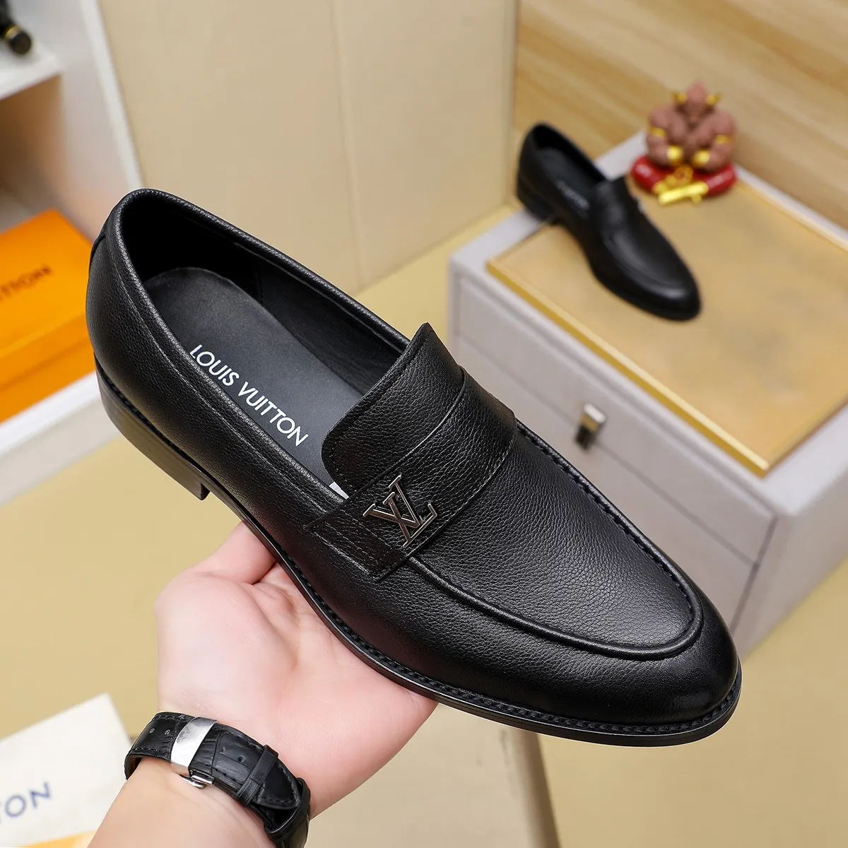 Men's Men's Shoes 💰420 💰[Louis Vuitton] LV high-end business formal leather shoes! ! Luxurious and elegant style, equal emphasis on practicality and style, professional focus on details and quality, counter original 1⃣️: 1⃣️ super accurate reproduction👍🏻! Material: The upper is made of imported original soft 🐂cowhide ➕imported first-layer sheepskin lining. Original anti-slip and wear-resistant outsole! Code number: 39--45, (38.46 custom-made) Large quantities in stock!